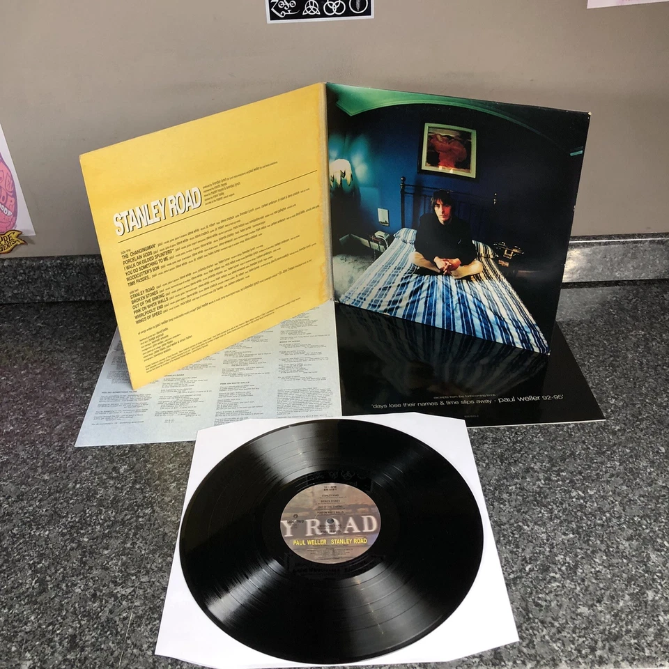 LP VINYL PAUL WELLER STANLEY ROAD LIMITED EDITION C/W BOOKLET 828 619-1 VG+/EX - Image 4 of 4