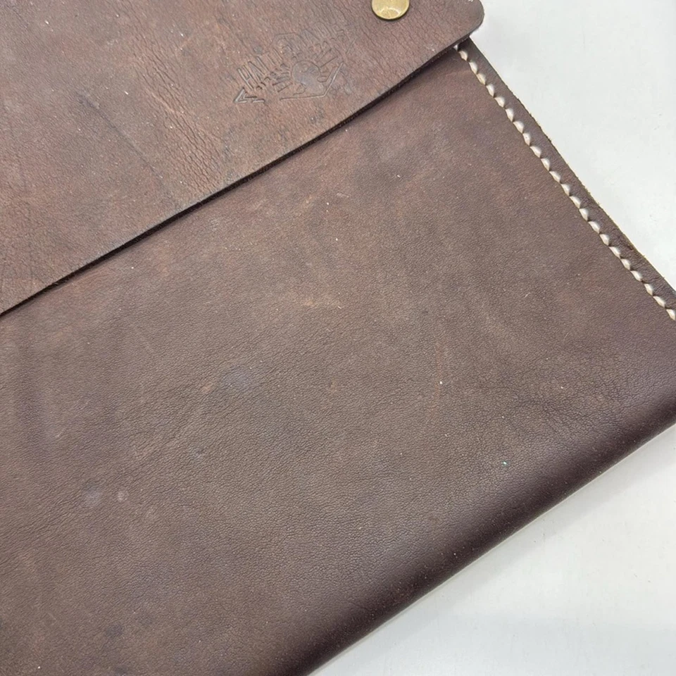 Funda para portátil Majik de cuero marrón hecha en Haití para hombre portafolio de mensajero documento Foto 4 de 4