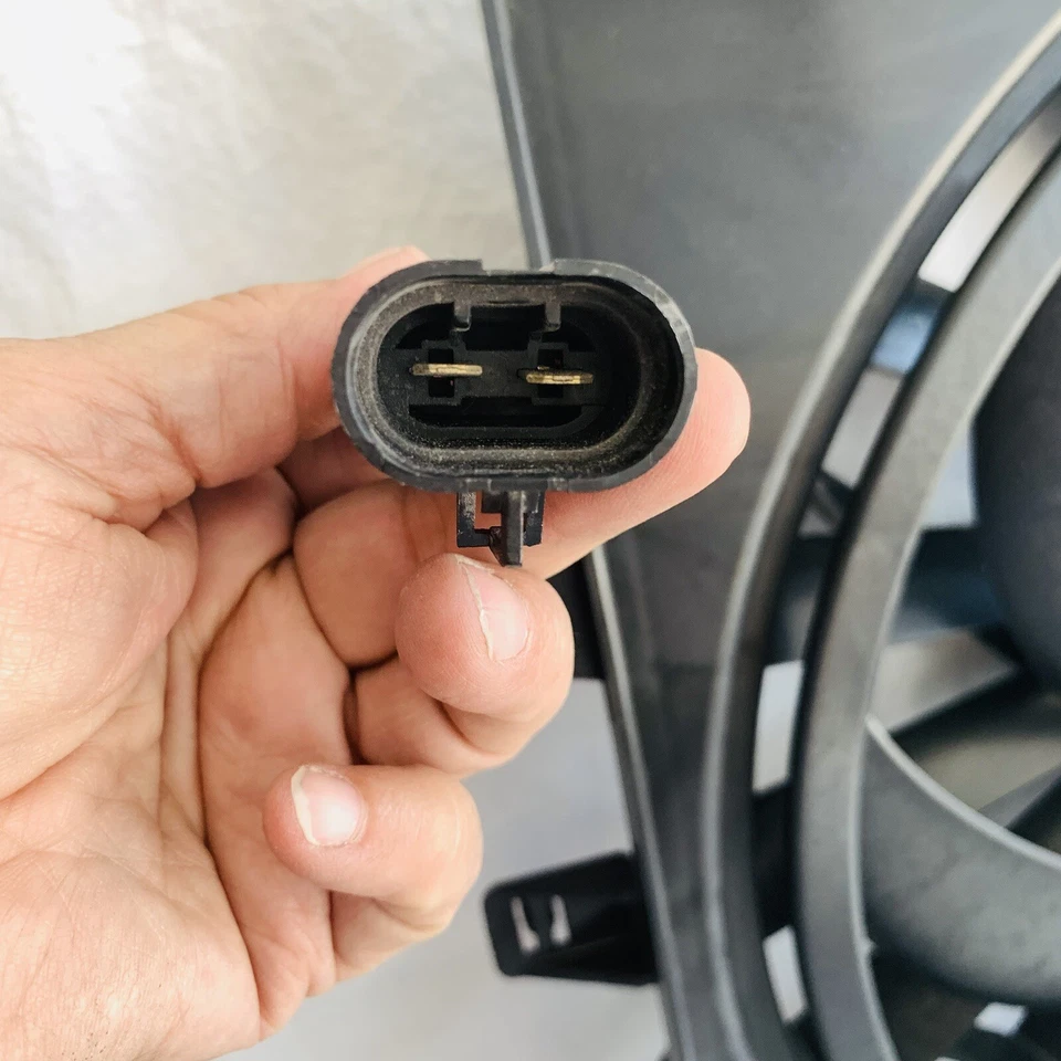 Motor de ventilador de radiador e condensador Fiat 500 TYC 623050 2012-2019 NOS - Imagem 4 de 4