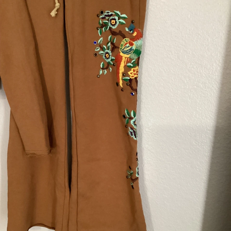 Miss Me 棕色连帽衫和喇叭裤套装鹦鹉刺绣 Y2K 美学 — 第 4/4 张图片