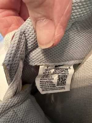 Nike Women s Size 9 Sneakers, Grey/Green Color (missing insert in one)