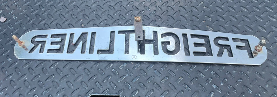 Emblema de parrilla delantera cromada FREIGHTLINER - Accesorio de 3 pernos - Foto 3 de 4