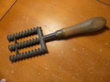 Antique Carpet Crumb Scraper Rug Cleaner Tool Cast Iron with Wooden Handle 