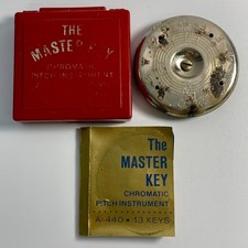 Vintage Chromatic Pitch Pipe Instrument The Master Key WM Kratt Co A-440 13 Keys