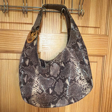 Michael Kors Donna Marrone/Nero Mezzaluna Media Hobo Zip Oro Charm Tasche