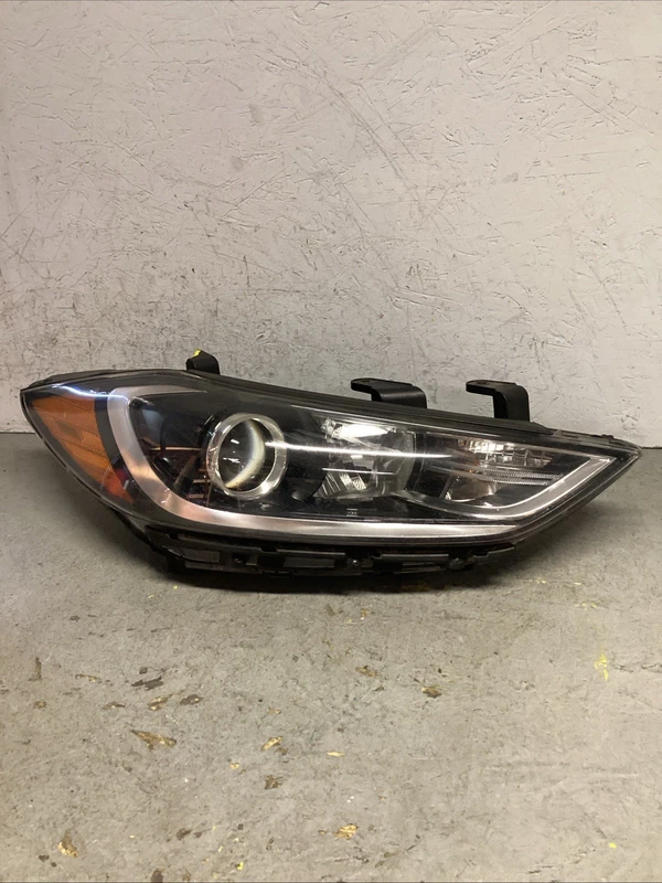 2017 2018 HYUNDAI ELANTRA RIGHT RH PASSENGER SIDE HALOGEN HEADLIGHT GREY PLUG