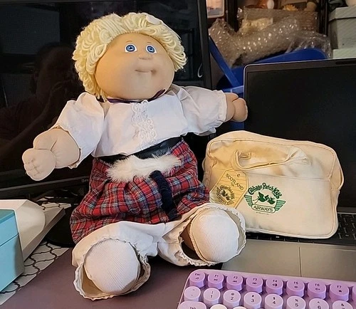 Cabbage Patch Kids Scotland Blonde Blue Eyes With Travel Bag and Accessories