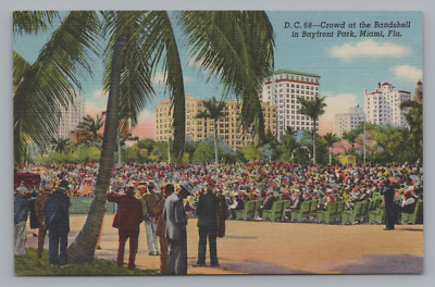 Postcard Florida Miami Bandshell in Bayfront Park Crowd Linen Unposted  C525
