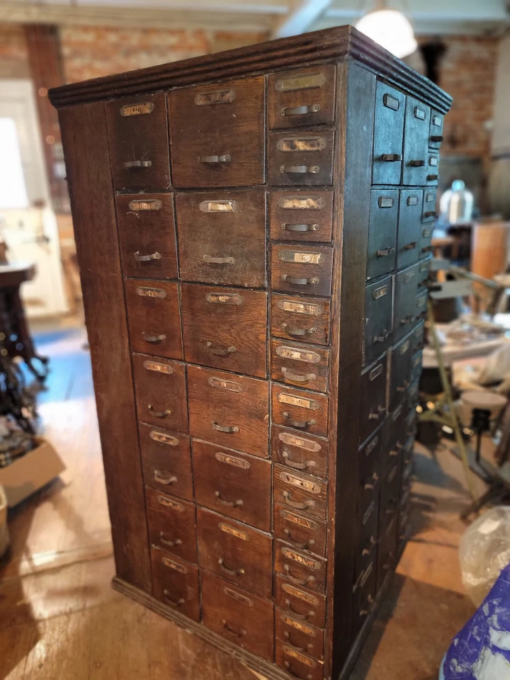 Antiguo gabinete de tornillo de ferretería de madera Foto 4 de 4