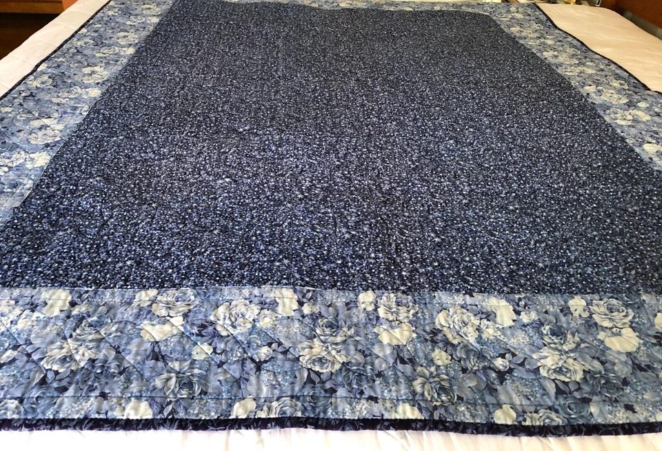 "Block by Block" Blue/White Reversible Handmade Quilt, Texas Quilter 2004 Signed - Image 4 of 4