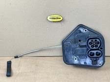 Tesla Model 3 descuento de larga distancia. Toma de carga de doble motor tracción en las cuatro ruedas izquierda