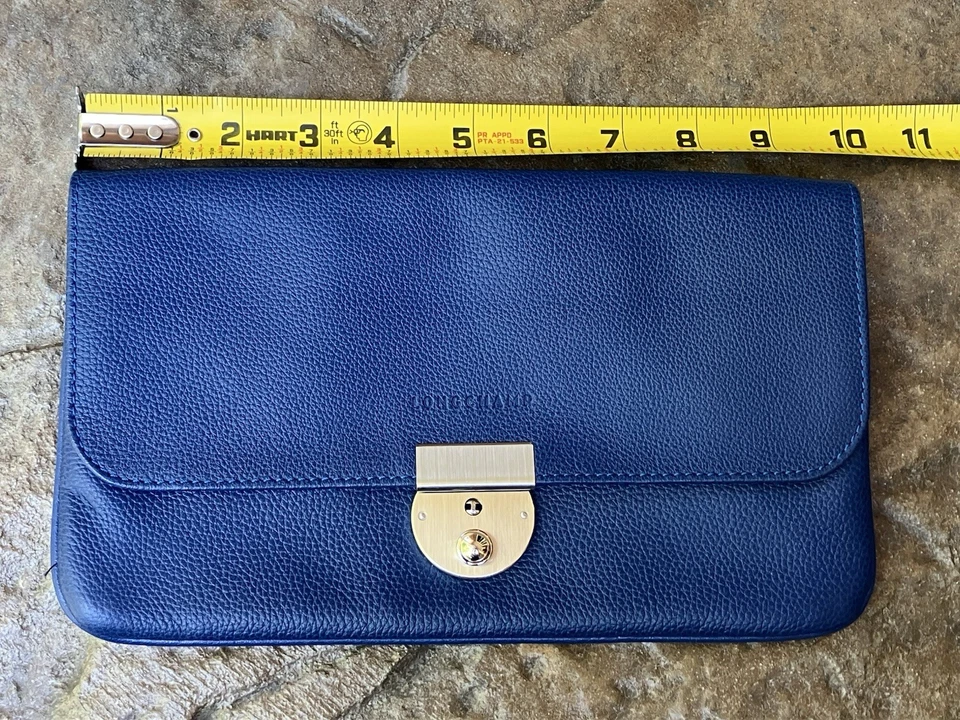 Cartera sin asas Longchamp de cuero Le Foulonné azul cartera con cerradura y llave Foto 2 de 4