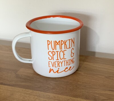 Weiß orange Emaille Becher Tasse Kürbis Gewürz & alles schön Herbst Halloween