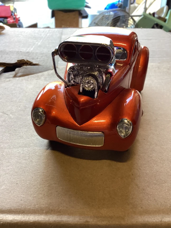 1941 WILLYS COUPE - MUSCLE MACHINES - 1:64 Orange in Excellent Condition - Image 2 of 4