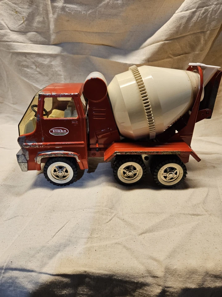 VINTAGE TONKA CEMENT TRUCK MIXER!! GREAT SHAPE!  100% ORIGINAL AND COMPLETE !! - Image 4 of 4