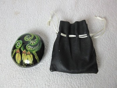 Ponga Kowhai bemalter Stein, Neuseeland mit Kordelzugbeutel *9 cm Durchmesser