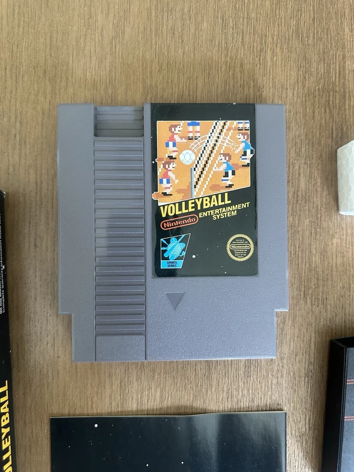 Voleibol (NES, 1987) 5 tornillos en caja con espuma de poliestireno manual barra colgante caja negra probada Foto 2 de 4