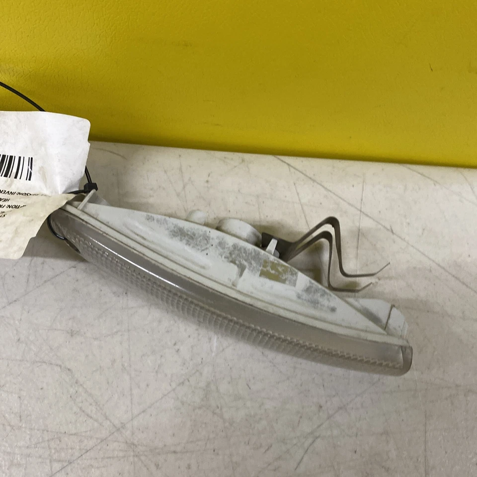 2000 CHRYSLER TOWN & COUNTRY MAS-1071571 FRONT LEFT INDICATOR LENSE TURN SIGNAL - Image 3 of 4