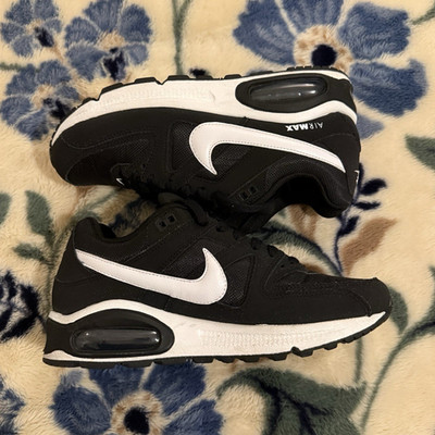 Nike Air Max Command Women s 7.5 Low Top Lace-Up Cushioned Mesh Black/White