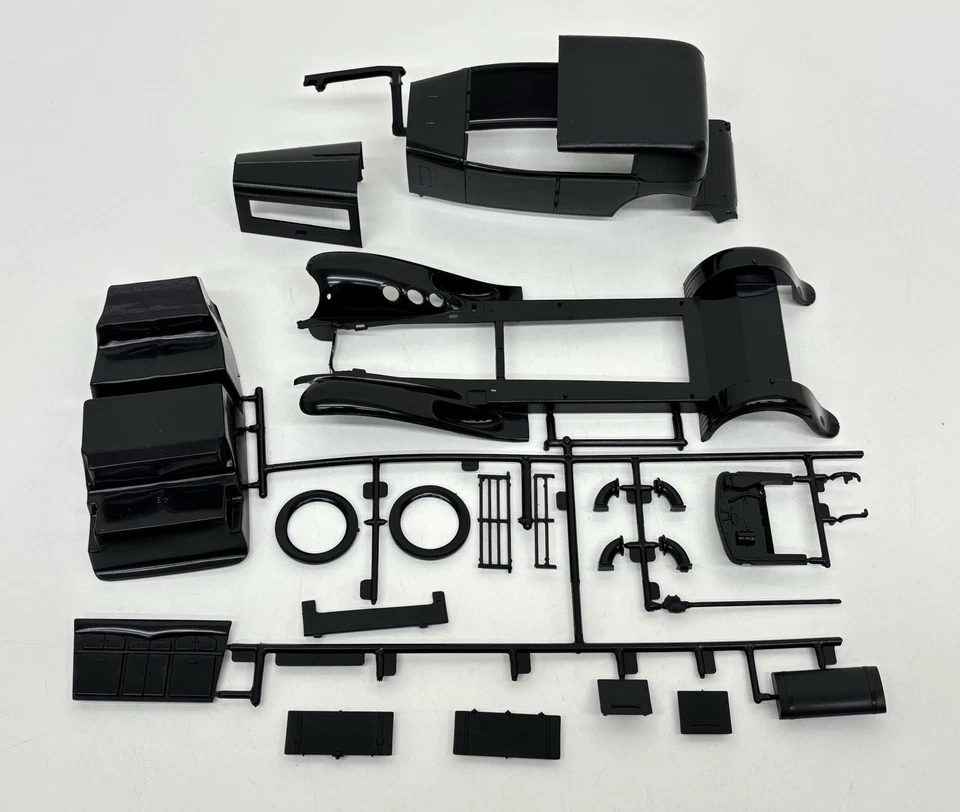 Monogram 1934 Duesenberg SJ Town Car 1:24 Plastic Model Kit PC185-300 Complete - Image 2 of 4