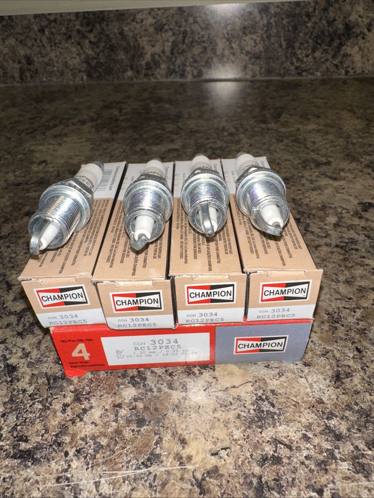 CHAMPION 3034 RC12PEC5 PLATINUM Spark Plug 81-11 JEEP PLYM CHRYS tap Desc