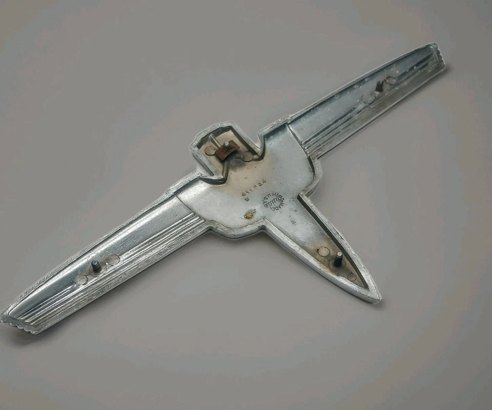 Raro Antiguo Oldsmobile Grill Logo 13" X 6" Foto 4 de 4