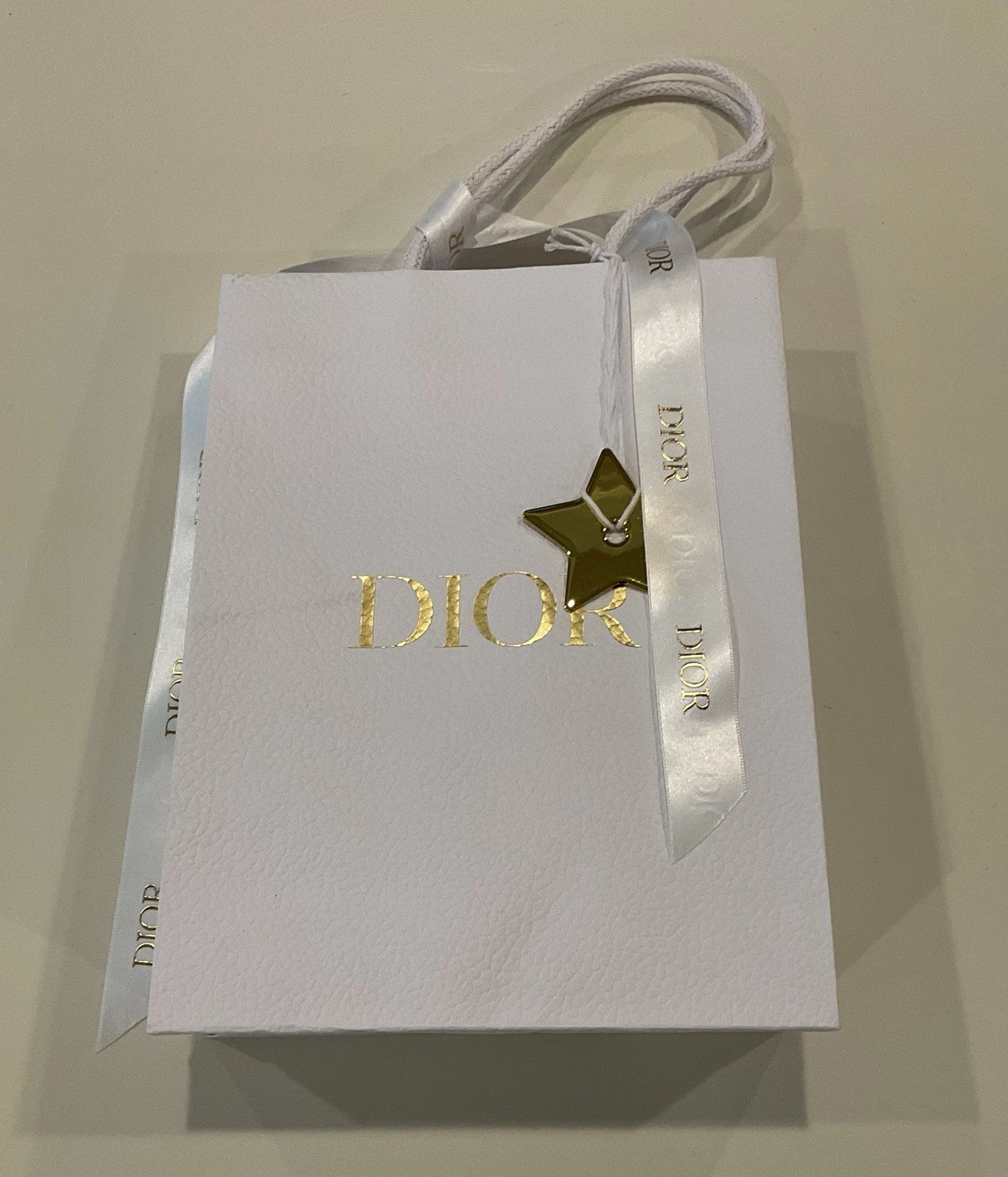 Authentique sac en papier Dior avec étoile et ruban 8” X 10” X 3” NEUF