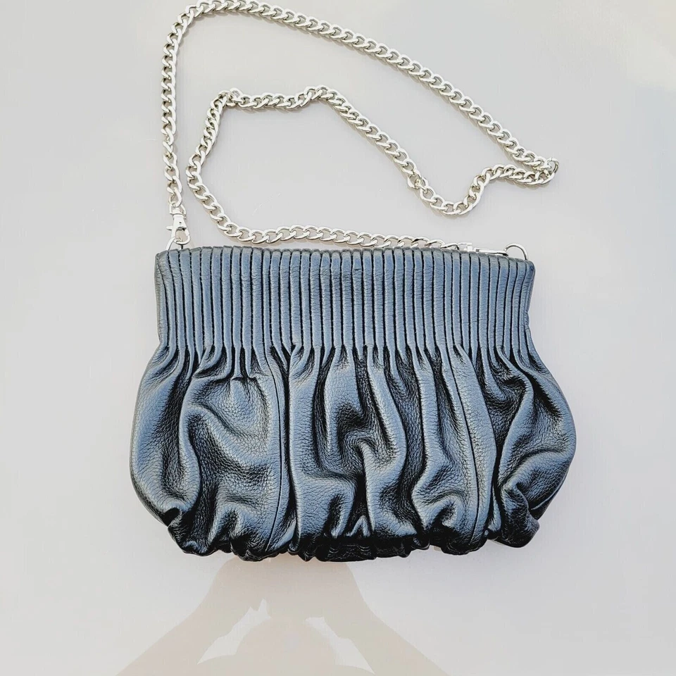 Bolso sin asas BODHI de cuero negro granulado Hobo muñeca Foto 2 de 4