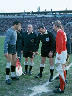 LOW START BID MODERN 8 x 6 PHOTO MANCHESTER UNITED 1966 DENIS LAW