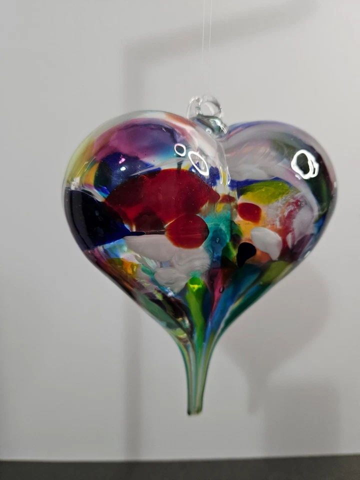 Atrapasol Soplado a Mano Multicolor Grande en Forma de Corazón 7" x 5" x 3.5" Foto 4 de 4