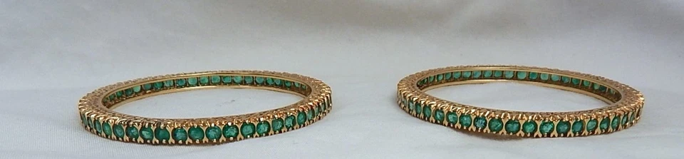 A PAIR OF MAGNIFICENT 18K YELLOW GOLD & EMERALDS VINTAGE BANGLE BRACELET    - Image 2 of 4