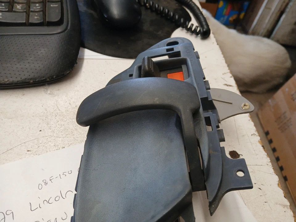 Manija de puerta interior izquierda Chevrolet Suburban 1500 1995-99 15708041 azul fabricante de equipos originales usada Foto 4 de 4