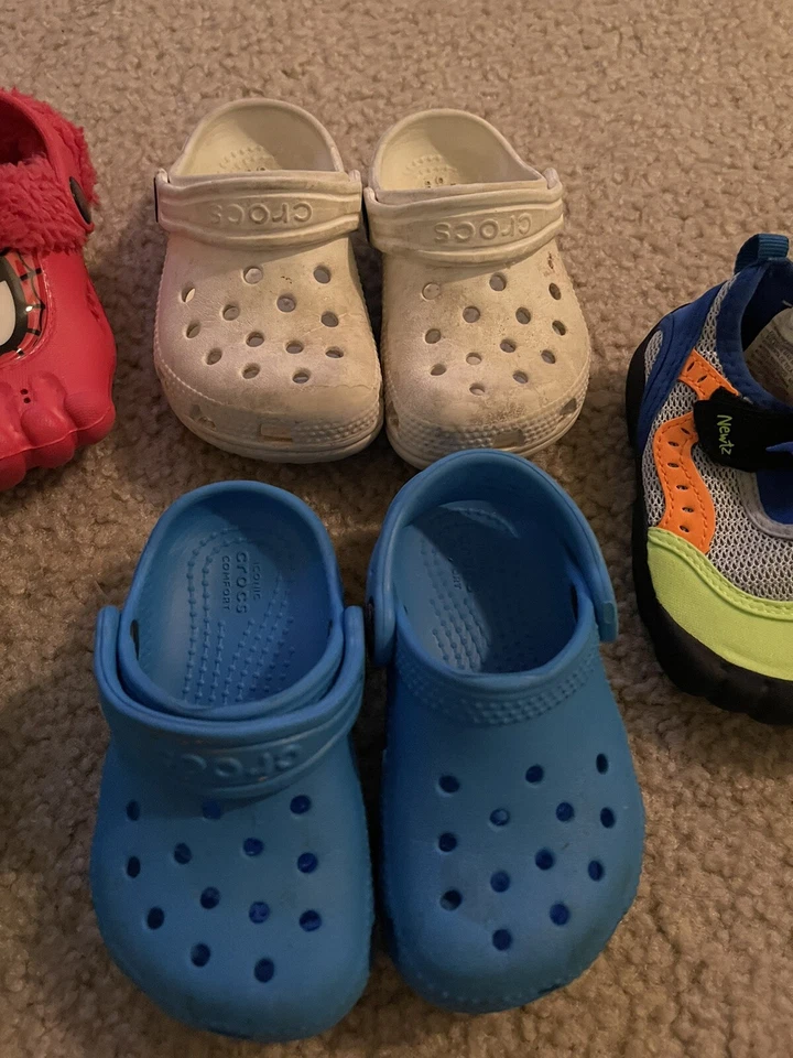 Lote de zapatos de niño (Crocs/zapatos de agua)-talla 6 y 7 Foto 3 de 4