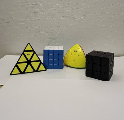 Lot of 4 rubiks cubes