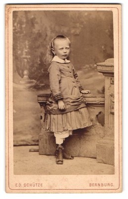 Fotografie Ed. Schütze, Bernburg, Kugelweg 12, Blondes Mädchen im feinen Zwirn 