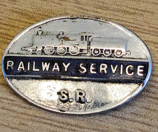 WWII VINTAGE S.R.SOUTHERN RAILWAY SERVICE ENAMEL STAFF PIN BADGE