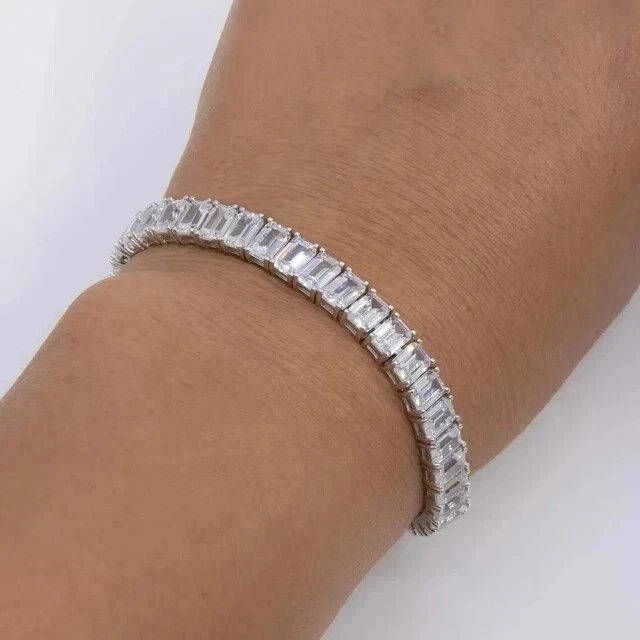 Brazalete de tenis de diamantes de corte baguette de 22 quilates enchapado en oro blanco de 14 quilates de 7,5" Foto 3 de 4