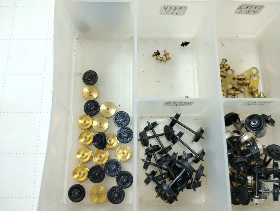 HUGE LOT 50+ MANTUA TYCO HO TRAIN WHEELS AXELS Small Parts DIVIDER BOX LIONEL? - Image 3 of 4