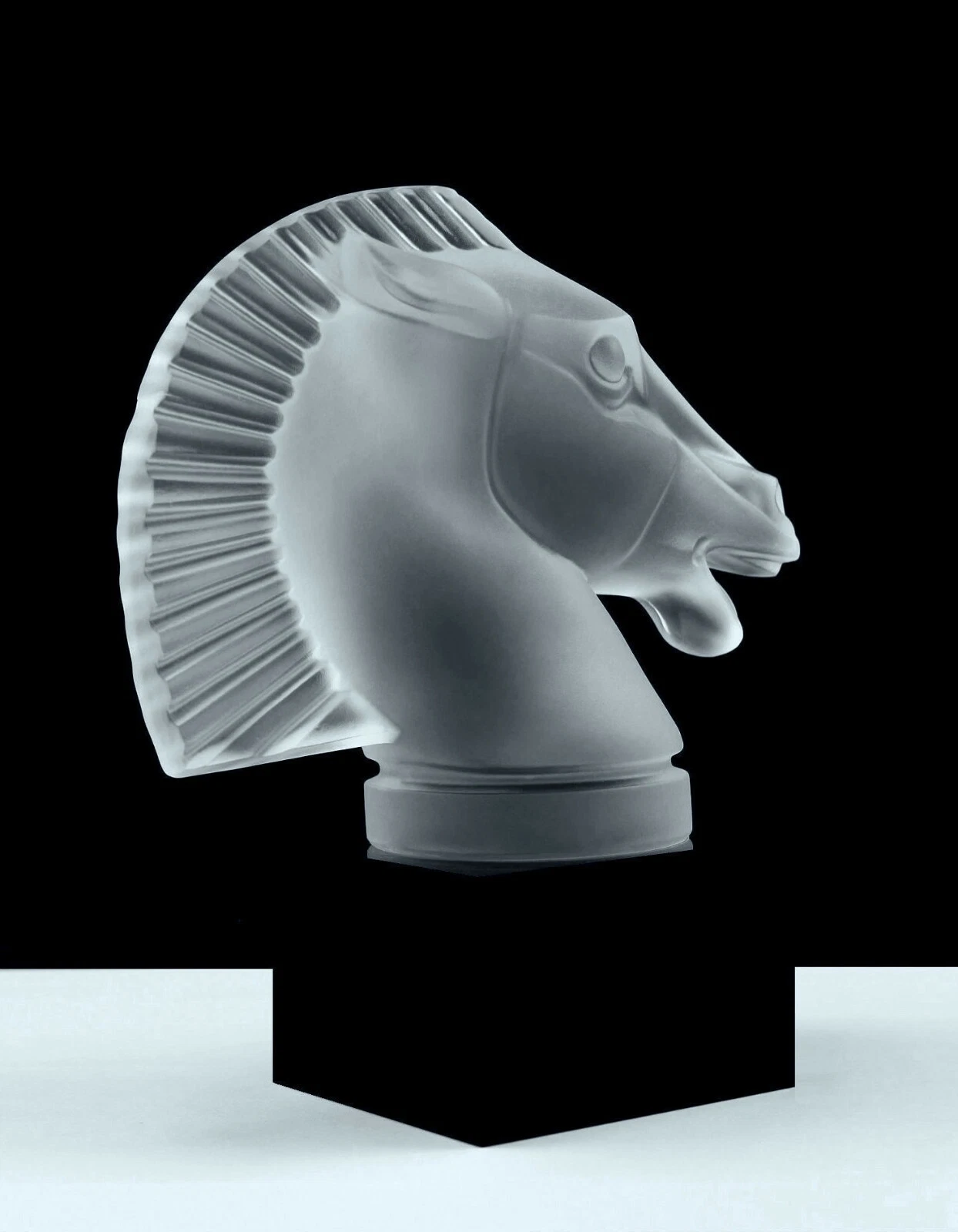 Statuina Art Decò Auto Mascotte in Vetro 'Longchamp' 1930' H.Hoffmann di Lalique