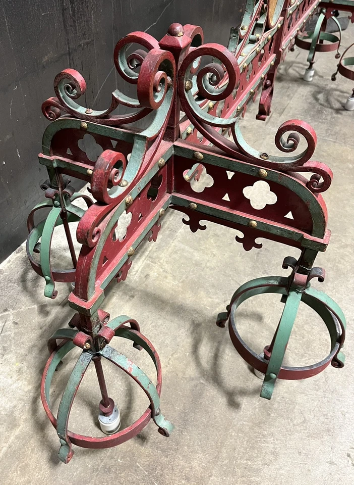 Lámpara gótica francesa de hierro forjado seis enchufes y pintura antigua; C. 1900 Foto 4 de 4