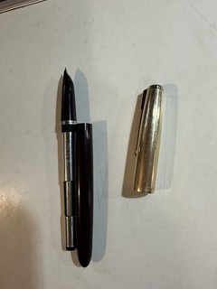 Penna stilografica vintage Parker 51 ��1/10 12 KT riempita d'oro. ￼bordeaux