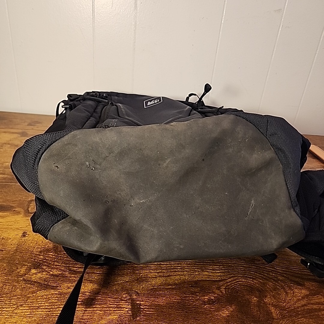 REI TRAVERSE 30 Liter Black Hiking Daypack Backpack Climbing Padded