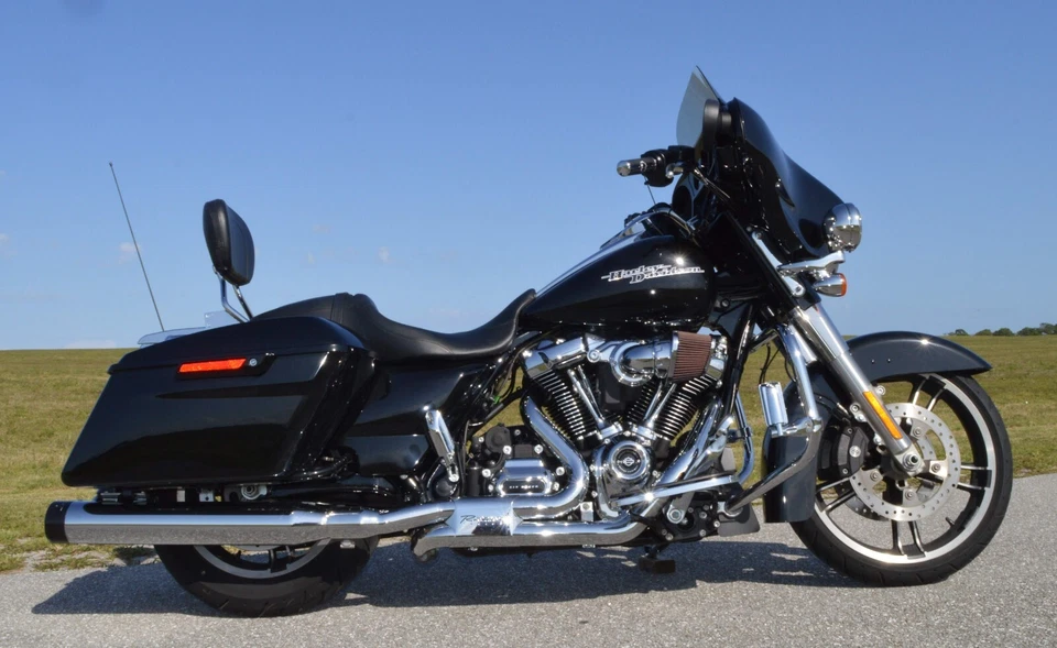 2017 Harley-Davidson FLHXS STREET GLIDE SPECIAL Only 3,719 Mi $5,000 in Extras  - Image 4 of 4