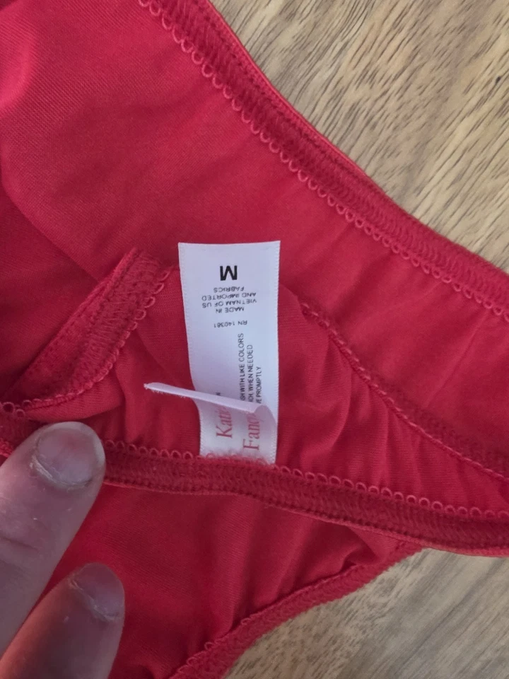 Conjunto de tanga sujetador satinado segunda piel victoria secret rojo sin tirantes Foto 3 de 4