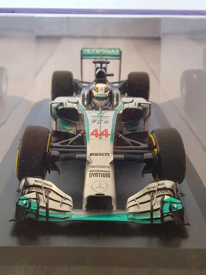 Minichamps Mercedes W05 Lewis Hamilton Winner Abu Dhabi 2014 World Champion - Immagine 2 di 4