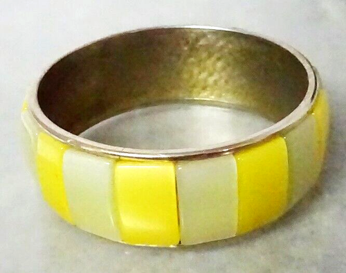 Bracciale vintage largo 1" con pannelli in lucite gialla - Foto 2 di 5