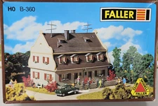 Faller HO (1:87) Scale Model Kit - Garden City Duplex House w/ Fence #B-360