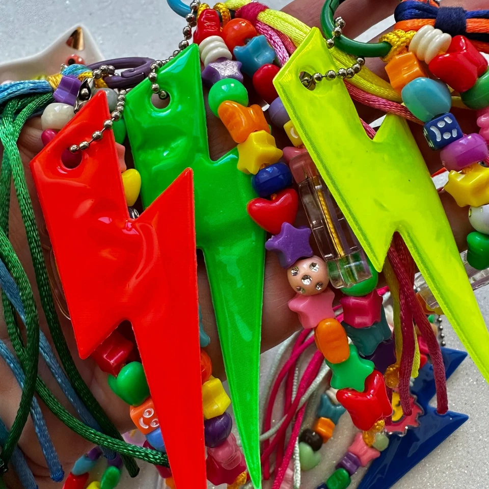 Ciondoli per borsa Anni 80 realizzati a mano con perline , charm e cordini - Immagine 2 di 4