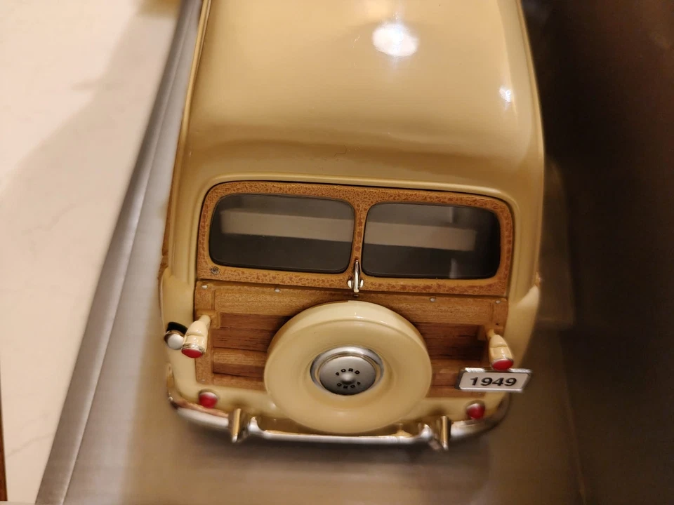 Ford Woody Wagon Panel 1949 giallo scala 1/18 di Motor City come nuovo in box. - Immagine 3 di 4