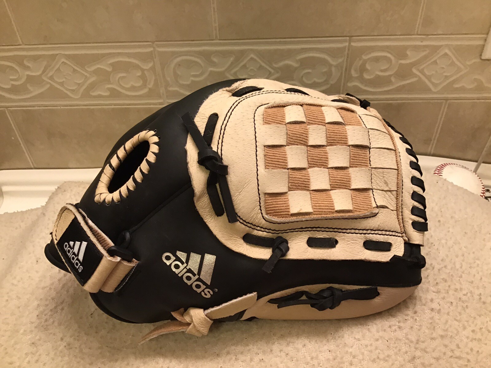 easy close baseball glove